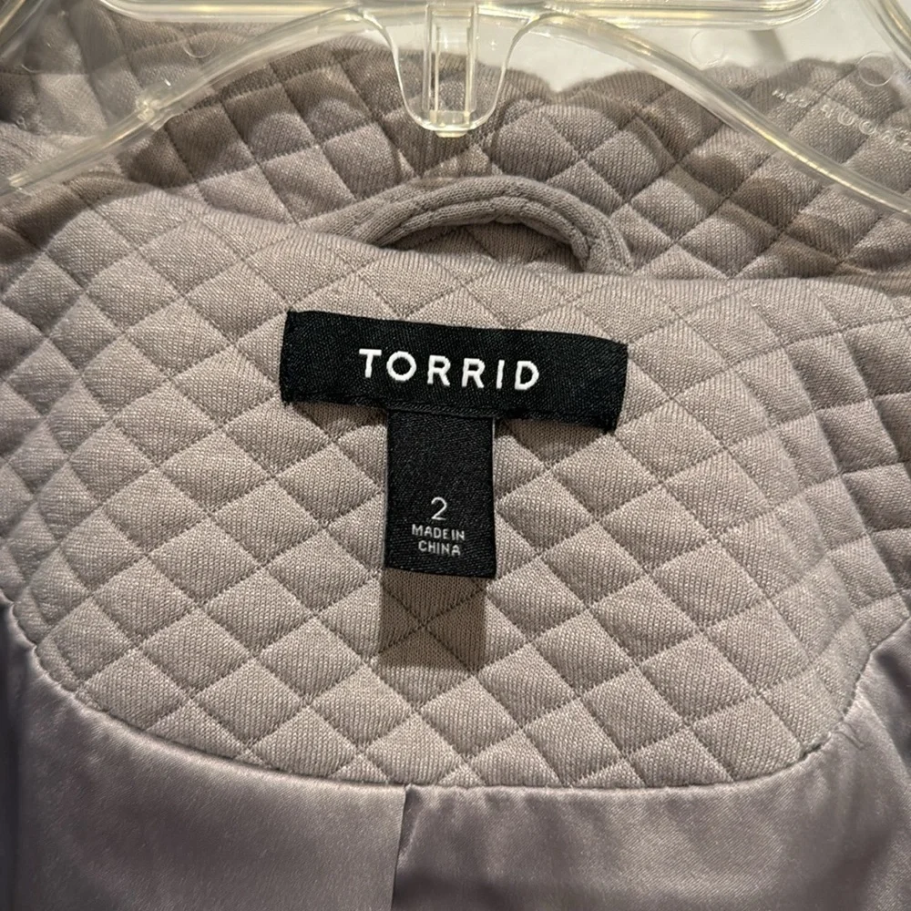 TORRID PEBBLE GREY QUILTED‎ KNIT MOTO JACKET - 2 - Picture 3 of 10